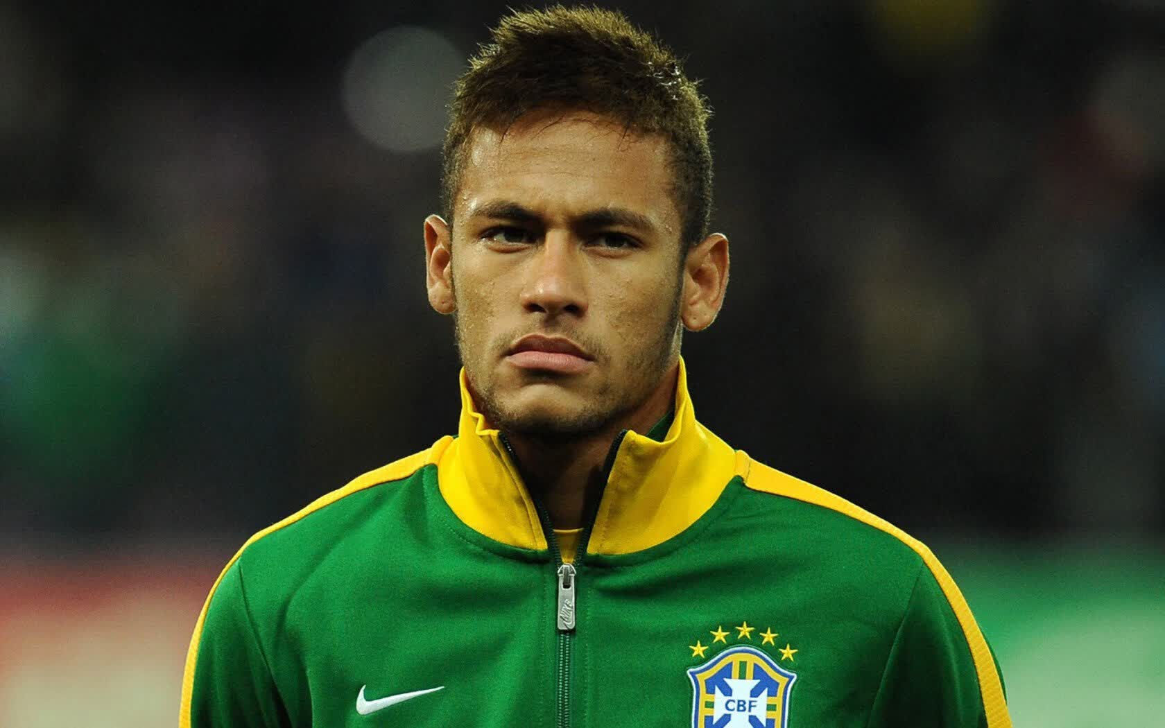 从网球天王到足球传奇，德约科维奇的坚韧、热刺的里程碑与莱万的不老神话